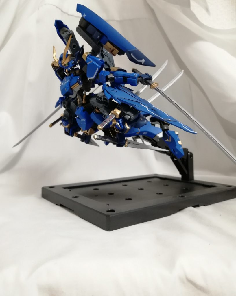 腰部左右に装備された複合兵装には、六
振りの刀とスラスターが装備されており、高い機動力と豊富な武器量を支えています。写真は腰部に装備された長刀を抜刀した状態です。他の装備よりも鋭い切れ味を加工技術(協力:歳星)と専用OS(一期最終回バルバトスの状態をOSに組み込んだ感じ)によって実現しています。