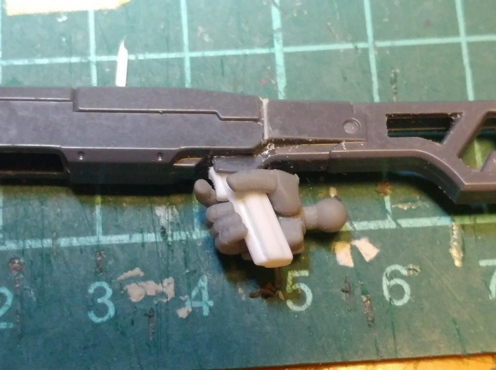 逆に、市販の銃を芯に改修をしたロングビームスマートガンのグリップはハンドパーツに合わせて自作しています。