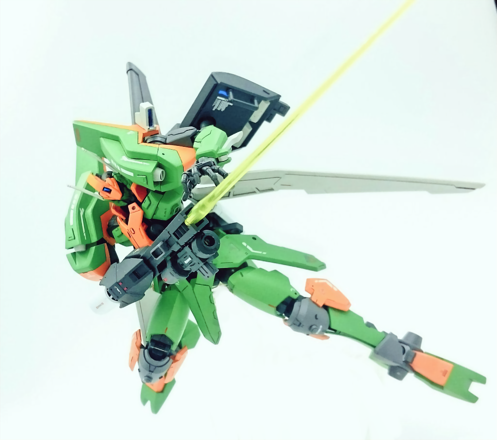 【アクション4】
狙いを定めて射撃する感じで 技名は《シュート・ブレード》!
元ネタのブレードガンナーは銃身から射撃もサーベルも出している感じでしたが自分が再現したガンプラの方では上から射撃、下の照準器のような部分からサーベルを出す感じに振り分けている…という設定です