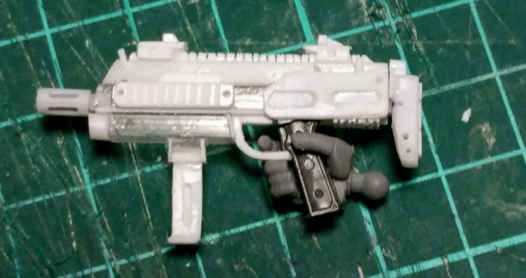 市販のグリップパーツに合わせて、その他の部分をプラ材でスクラッチしたサブマシンガン。ストック部は伸縮します。