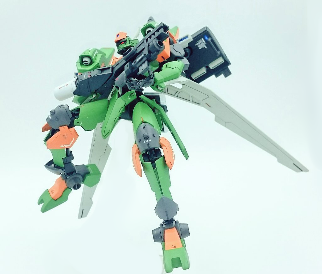 【アクション3】
武器腕を抱えて飛翔する感じで
今回写真では用意していませんでしたが武器腕の接続は手首のBJと共通にしているので両腕を普通の腕にすることも可能です。