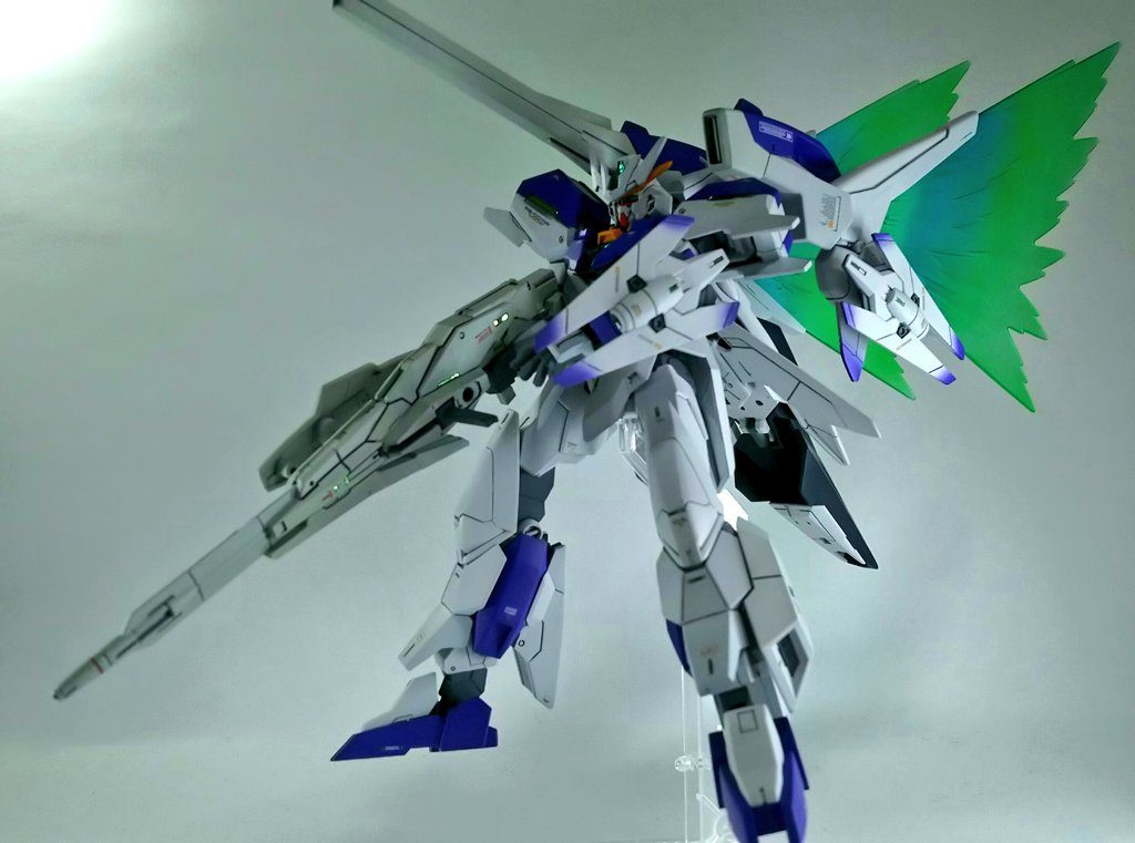 光の翼を取り付けて。
光の翼はサイコ・フレームの発光をイメージして、グリーン系でグラデーション塗装してあります。