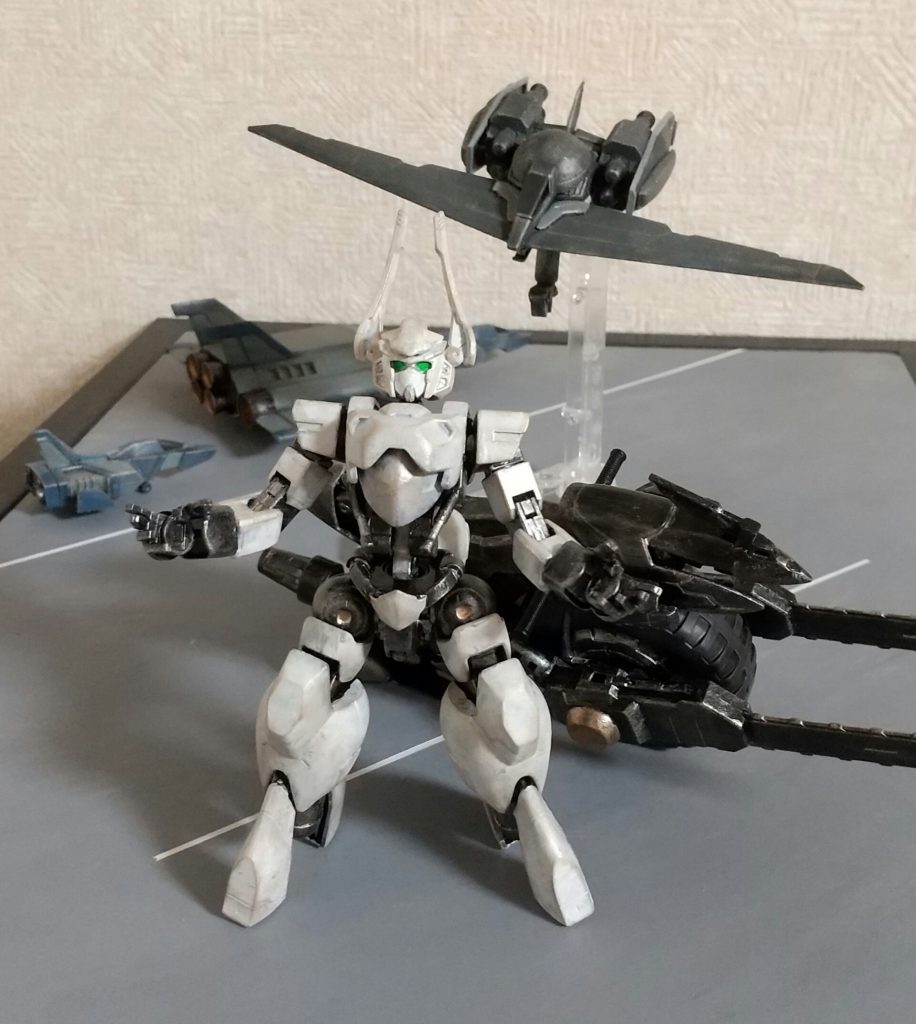 未完成のガンプラを一斉に筆塗り。
霧雨降るベランダでトップコートしたら酷いことに。白い斑点になって塗り直しました。