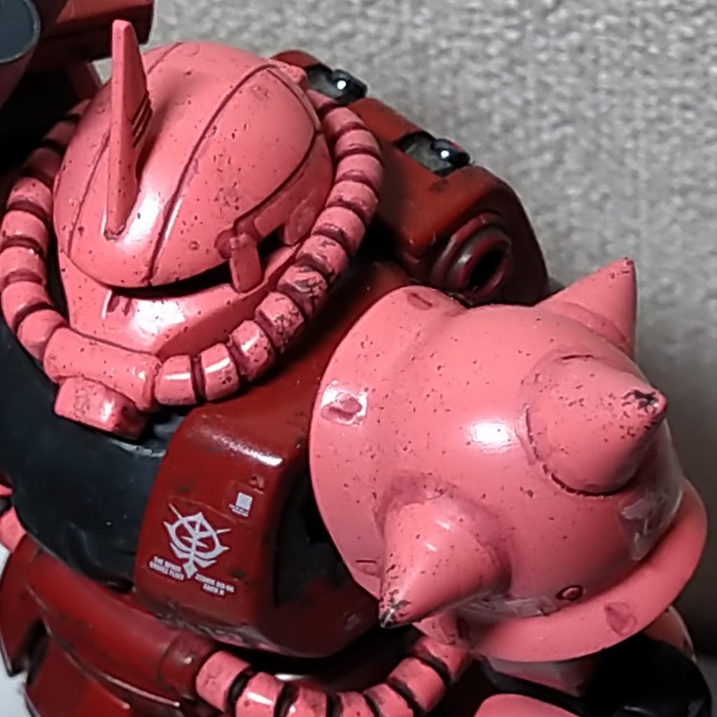 汚しは、機体進行方向に微細なデブリが衝突した跡をイメージして筆のスプラッシュで。他はフロントアーマーと太もも、足の甲程度の擦れ程度で控えめに。