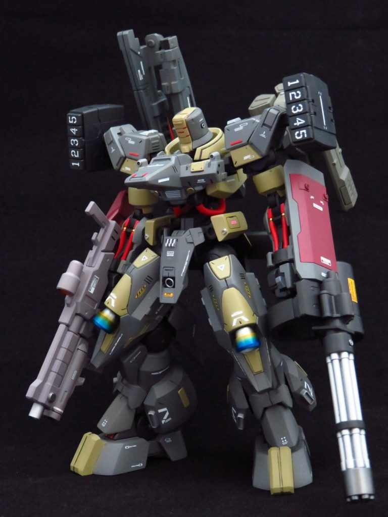 フロントビュー
手持ち、腕、肩、背中と全身を武装と言う武装で固めている
両サイドの腰アーマーは自動小銃の役割も兼ねている