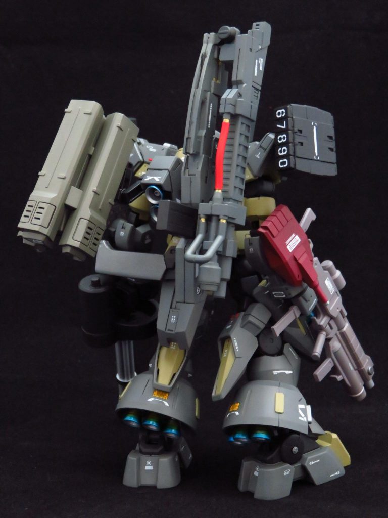 リヤビュー
背部にはミサイルランチャーと超長距離電磁砲
腰部には近接格闘兵器のチョッパーをマウント