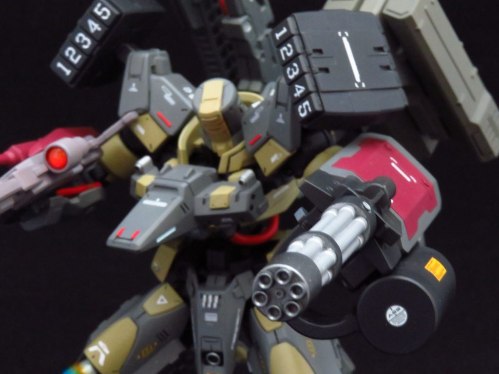 本機主兵装のガトリングガン
「蜂の巣」から撃ち出される無数の「蜂」により、攻撃対象を無慈悲に「蜂の巣」へと変える