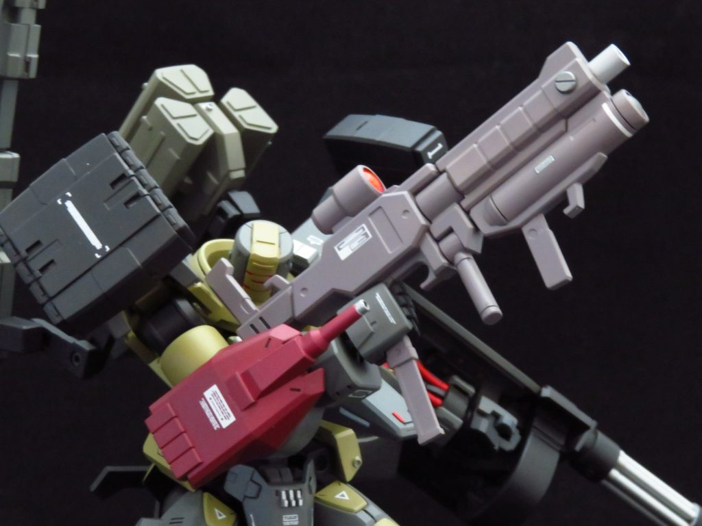 コンポジットライフルとモビルワーカーを転用したアームガン
コンポジットライフルはアサルトライフル、ハンドガン、グレネードランチャーの
一体型
アームガンは若干ながらシールドとしての役割も果たせる