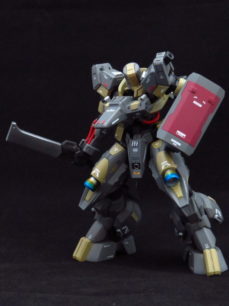 ガトリングユニットは撃ち切った後にパージし、シールド部分のみを残す事が可能
唯一の近接武器であるチョッパーを手に格闘戦に挑む図