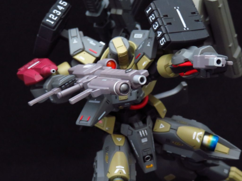 アピールショット
全身の殆どを射撃武器で固めた本機
敵機は絶えず無数の「蜂」による猛攻に晒され続ける