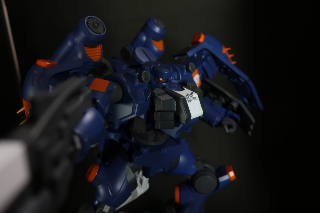 機体設定
1.地球連邦軍内で戦力確保のためにティエレン全領域対応型に近代化改修を施した機体。腰部に搭載したGN粒子貯蔵タンクより供給されるGN粒子を装甲の軽量化、強度の向上に用いることでフラッグ並みの重量を実現しティエレンでありながら空中での機動戦を可能にした。