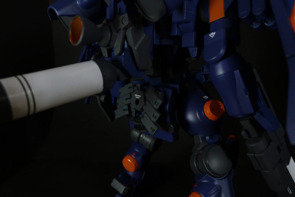 機体設定
2.背部バックパックには粒子操作のためのグラビカルアンテナ、ブースターを装備。増強した推進力も相まってGN-XⅢ以上の機動性、装甲を獲得したがGN粒子の影響で照準器が機能しないことからマニュアル操作のみになり好んで乗るパイロットは少なかったという．．．