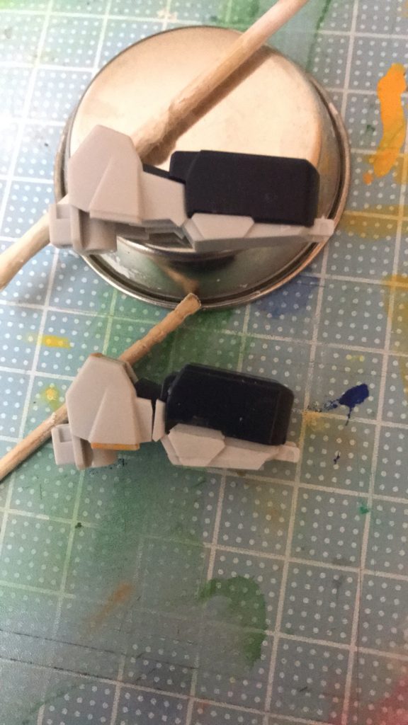 思い切って機首を切り詰めて、コクピットの高さをプラ棒を足してずんぐり体型に改修します。