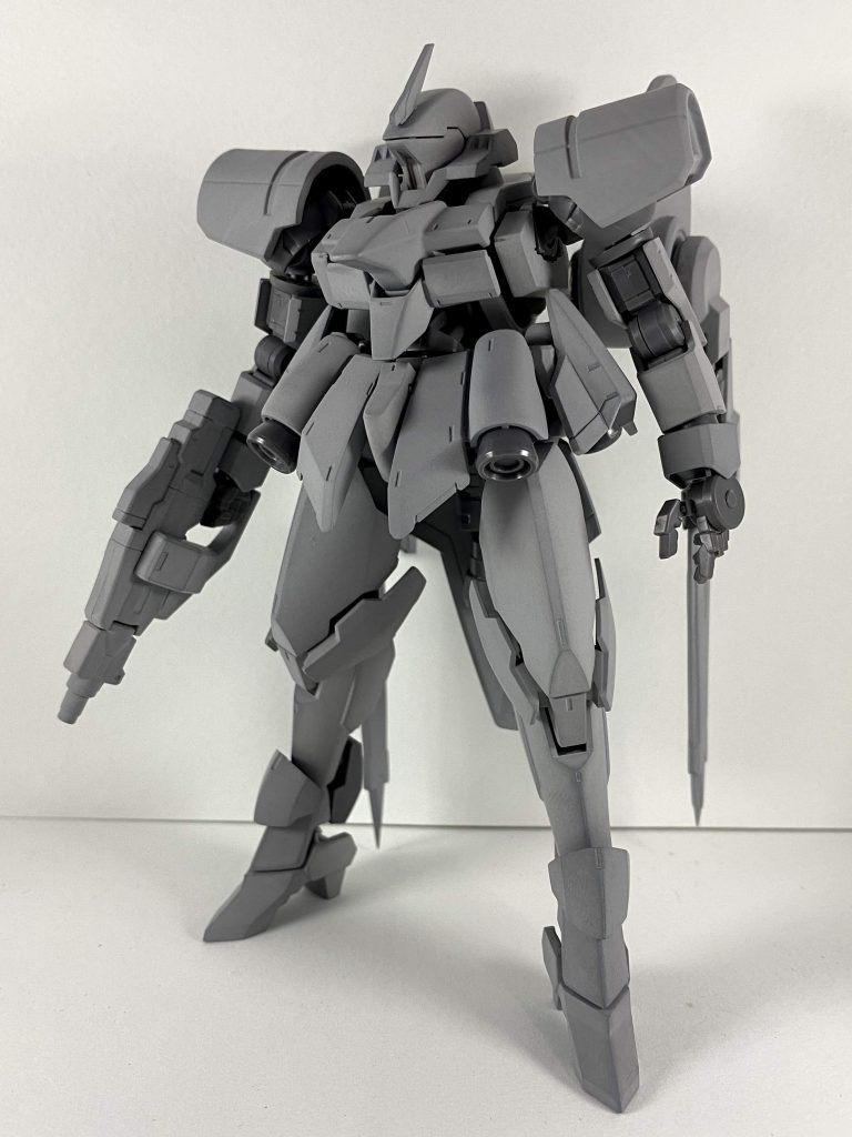 サフを吹いた状態。住宅事情でラッカー系の塗料が使用できないため、サフの代わりとしてアクリジョンベースカラーを調色したものを使用しました。