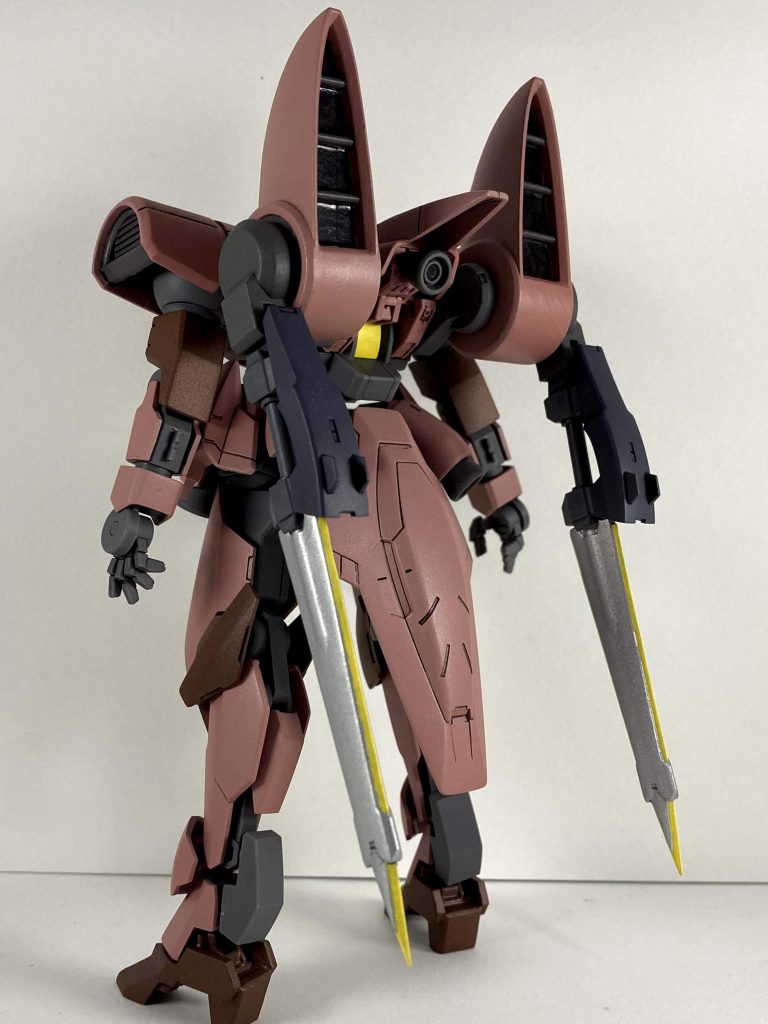 バックショット。バックパックの大型スラスターとそれに懸架されたツインブレードが特徴です。