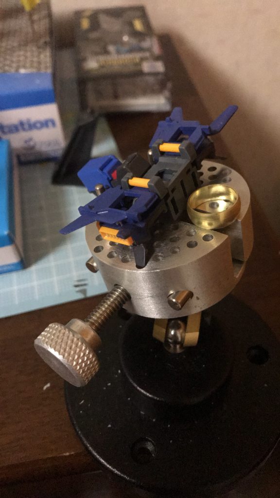 写真だとわかりずらいかもしれませんが、主翼の上下パーツを合わせ目を消さずにツートーンに塗り分けました