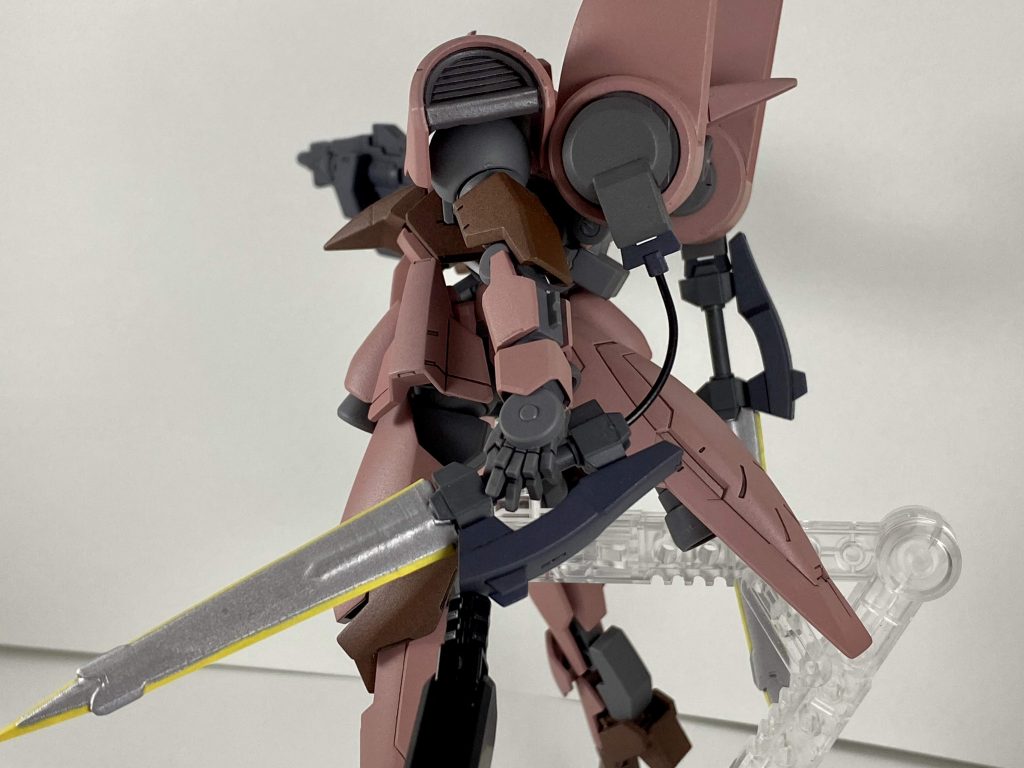 ツインブレード。ツインパイルの持ち手はそのままに、刃の部分を新規作成しました。バックパックにアンカーを使って懸架しているので、写真のようにアンカーを繋げたまま抜刀することができます。