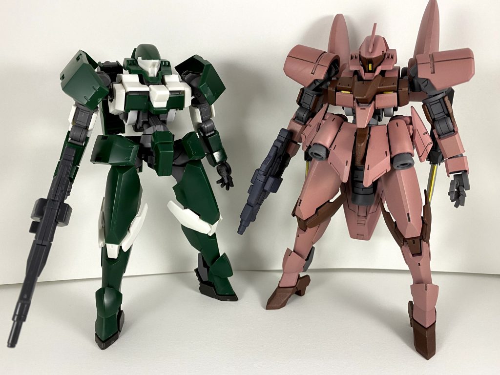 通商のレギンレイズと比較。胴体をレギンレイズジュリアと交換したことと、各部の新規パーツのおかげで次世代機の感じが出せたと思います。