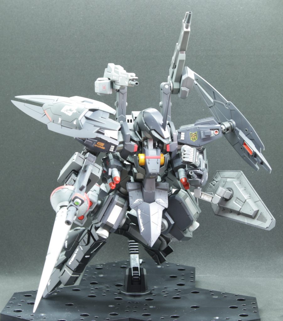 バルバトスにはマクギリスやガエリオが当たるであろうことから、アイン機の役目はそれ以外の多数を一人で相手にしての囮役になると考え、重武装化させてみました。
カラーはグレイズアインをイメージして、エヴァダークグレーとジャーマングレーのツートン。脛だけウィノーブラックです。