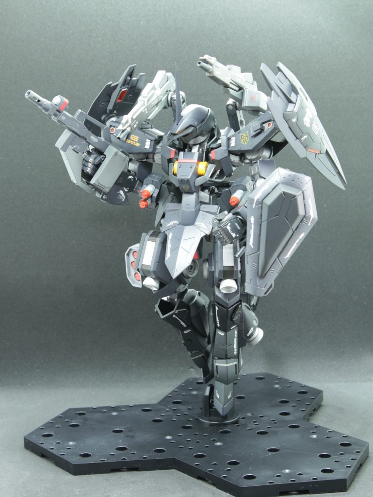 ランス部分はネオジム接続なので取り外してショートライフルにもできます
なお両手はビルダーズパーツのハンドに交換した際、一回り大きくなってしまったので、ライフルの固定ができません。