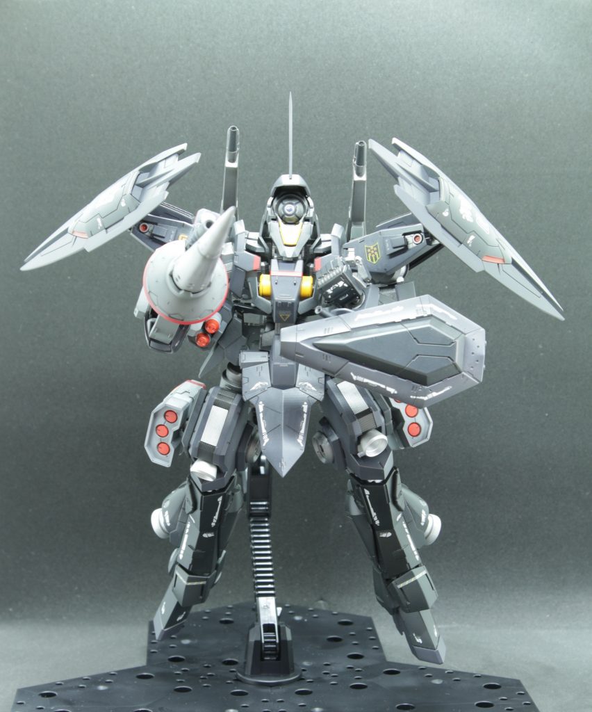 内部カメラアイまで塗装。
スラスターのデカールは右肩がボードウィン家の紋章。
左肩がギャラルホルンのマークです。