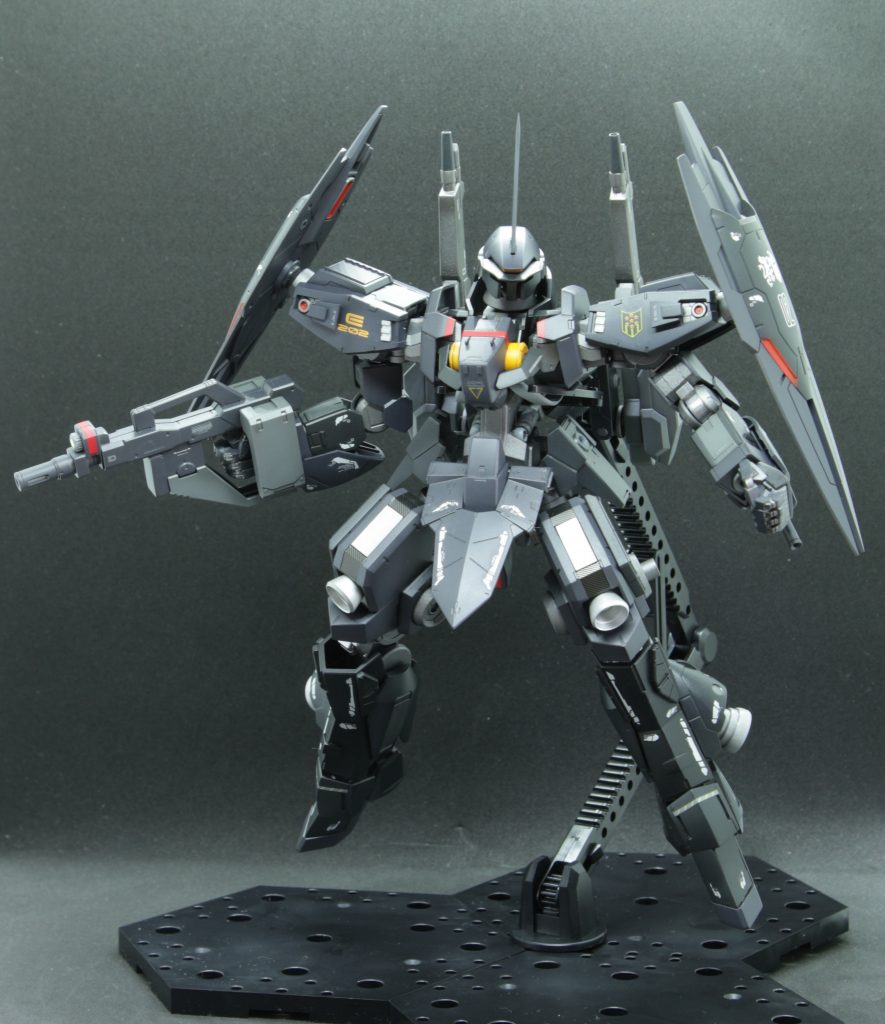 スラスターを肩に移設したり足にバーニアを増設したりとシルエットは結構変わっていますが、脚と腰のミサイルを取り外すと一気にシュバルベグレイズ感が出ます。