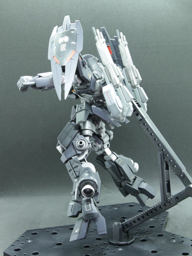 膝部の穴は3mmなので素で何かを差し込めますが、腰のアックス用マウント穴は4mmなのでそのままだとスカスカで使えません。そのため4㎜プラパイプを入れてから3mmの穴を開けました。