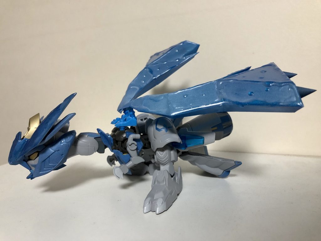 それと大きな氷状の羽根…となるようプラ板をつなぎ合わせて形状を似せてみました。