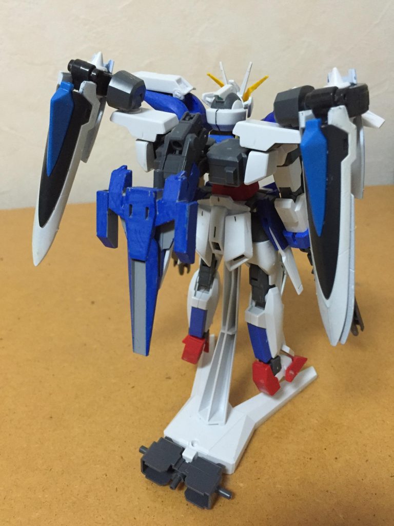 以下、中二病患者向け設定（※閲覧注意※）

-----------------------------------------------------------------

AG164年。宇宙海賊の首領として生存していたアセム・アスノは、
近代化改修されているとは言え未だ旧式のガンダムAGE-2に搭乗していた。
そこでルナベース奪還作戦前に戦力の増強、またフリットから生存していたアセムへの愛情や怒りなど複雑な心境から、
本来AGE-3として開発されていた「AGE-2アドバンスド」を新たなアセムの登場機体として用意する算段を整えていた。
しかし、いくらAGE-2の後継機体と言っても既に14年前の機体であり、
旧式化しつつあったことから改めて新型のウェアという形で新たな姿へと生まれ変わることとなる。

件の新型ウェアはこれまでのウェアシステムと違い、手足のみならず本体や頭部に至るまで専用パーツに換装する為、
戦闘中のウェア換装は不可となったが、その分性能の変化や向上は従来よりも精度は上がっている。
変形機構は簡略化され、変形時のフレームにかかる負荷や時間的なロスを極限まで抑えることに成功した。
また、本ウェアはダブルバレットの戦闘データを積極的に取り入れており、
両腕に装備するシグマシスツインライフルによる一方的な遠距離射撃で敵勢力を効率的に排除することを想定している。
このシグマシスツインライフルは一発の威力こそシグマシスライフルに劣るものの連射性能は向上しており、
連結することによりシグマシスライフル以上の破壊力を獲得出来るなど、破格の性能を有している。

本機最大の特徴はバイオセンサーの代わりに装備された【広域戦略分析ユニット】にある。
海賊部隊の首領であるアセムには指揮官としての高い判断能力と戦況分析能力が要求されることから、
これを補助する為に搭載されたものであり、AGEシステムとリンクすることで高精度の戦況予測を可能としている。
しかし、このシステムにはフリットの「ヴェイガンを殲滅する」という理念が強く反映されており、
システムが提示する戦術は過激なものが多く、パイロットは常に提示される戦術と自身の倫理観とのせめぎ合いに晒される為、
多大な精神的な負担を強いられることとなる。

ウェア自体は早期に完成したが、アセム・アスノが受領を拒否した為、本機が使用されることはなかった。