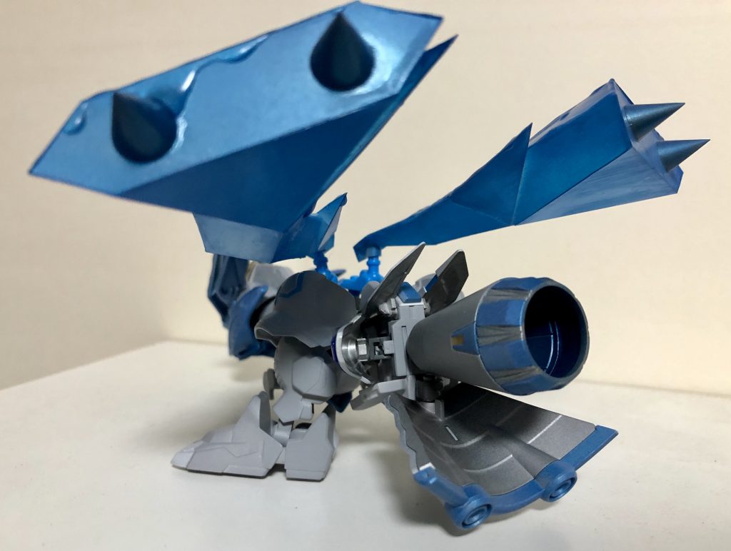 後ろ側には身の丈に不釣り合いなほどの大型のブースターがイメージ元にもそのような形があったのですがさらにもうひと回り目立つサイズ感に