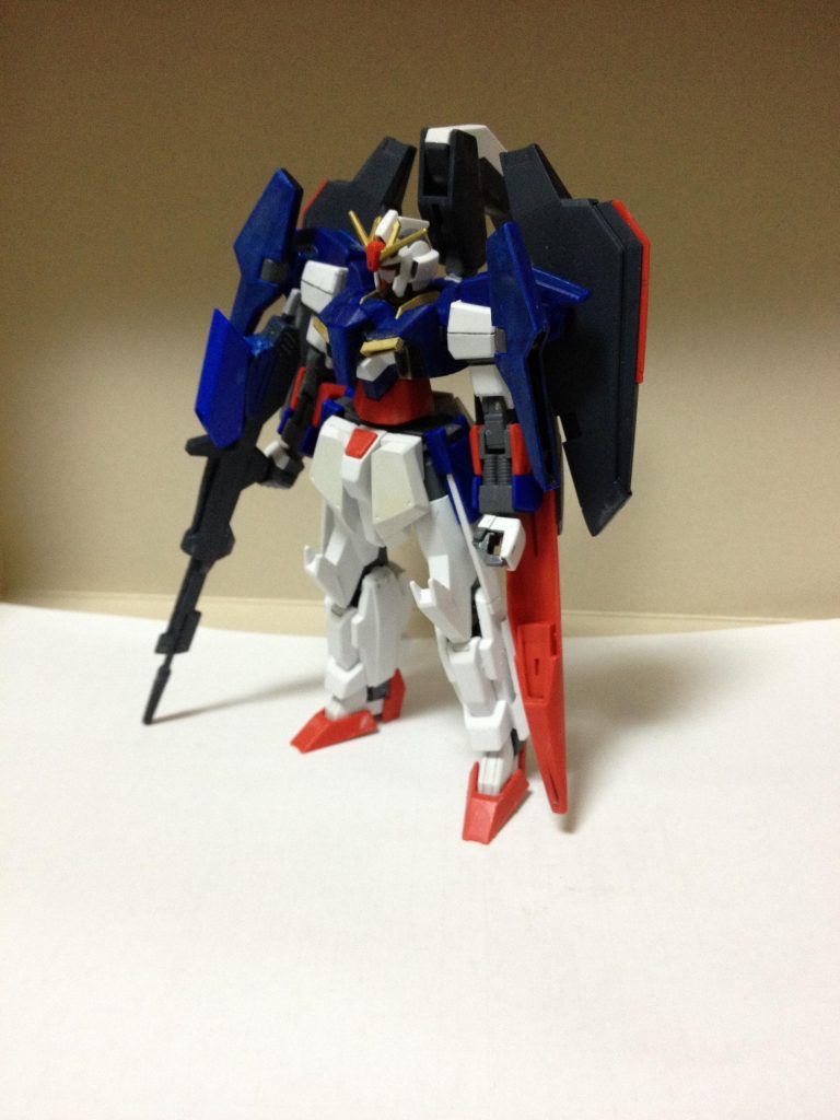 以下、中二病患者向け設定(※閲覧注意※)
-----------------------------------------------------------------
AG150年、フリット・アスノはヴェイガンとの戦いに決着を付けるべく、
第3のガンダム、AGE3の開発に着手した。
本機はAGE-3として開発がスタートしたが、
フレームは当時未だ最強を誇っていたAGE-2と共通のものを使用していることもあり、その見た目はAGE-2によく似ている。
AGE-2譲りの変形機構も健在であり、巡航形態への変形も可能。
AGE-2のストライダー形態と違い高速移動よりも長距離移動に適しており、
レーダーの包囲網の圏外から火星への電撃作戦を想定している。
主武装はハイパードッズライフルの強化型であるロングドッズライフルを装備。
連射性能は落ちたが、射程は大幅に伸びたことで射程外からの一方的な射撃が可能。
またAGEシステムは実戦運用中のAGE-2に搭載されていた為、
試作段階の本機の胸部ユニットには代わりに最新のバイオセンサーユニットを装備。
敵パイロットの脳波を受信し、敵機の位置をある程度まで絞り込むことが可能であり、これによって索敵能力は格段に向上している。
この装備によってヴェイガンの「見えざる傘」に対しても一定の成果を期待出来るようになった。
パイロットはアセム・アスノを想定していたが、
AG151年に行方不明になった為に計画は頓挫。
本機も試作段階で凍結扱いとなり、実戦投入されることはなかった。
後年、キオ・アスノ用にAGE-3が再度開発されたことにより、本機はAGE-3としての名前も失うこととなる。
これにより正式名称は曖昧となり、
「AGE-2アドバンスド」「プロトAGE-3」などと本機の存在を知るごく限られた人物の間でも実に多彩な名前で呼称されるようになる。
なお、次期主力ガンダムとして開発されていたこともあり、これまでのガンダムと同様ウェアシステムにも対応。
フレームが共通である為、AGE-2のウェアを使うことも可能であったが、
本機専用のウェアの開発も進められていた。
だが、計画の頓挫に伴い他のウェアは実際に制作されることはなかった。