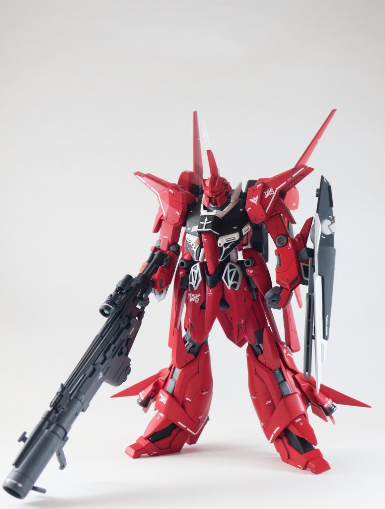 正面全体です。
キット付属のビームライフルに加えて、シナンジュスタインのバズーカを追加しました。

グレービングはシールを型にプラ板から切り出しています。

肩の白ラインは専用のデカールがなかったため、ラインデカールで再現してみました。

腹部横にはプラ棒を使ってシリンダーディテールを追加しています。