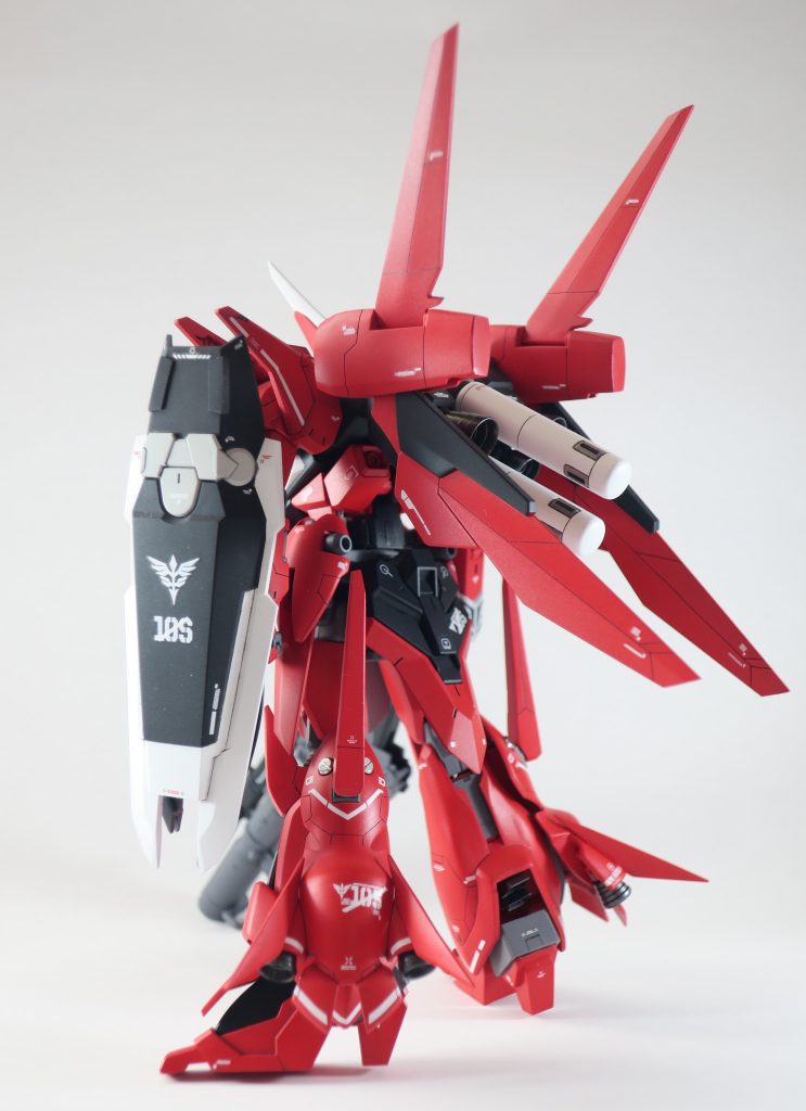 バックパックには、ガンダムフェニーチェのウィングでかなり大型化してみました。

リアスカートは、元キットのものが気に入らなかったのでFXのものを使用。あまり違和感なく溶け込めているでしょうか