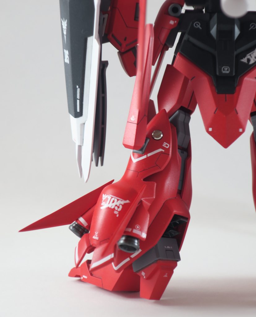 脚部のアーマーには、RGシナンジュのデカールを使用。
パーツを先鋭化してます。