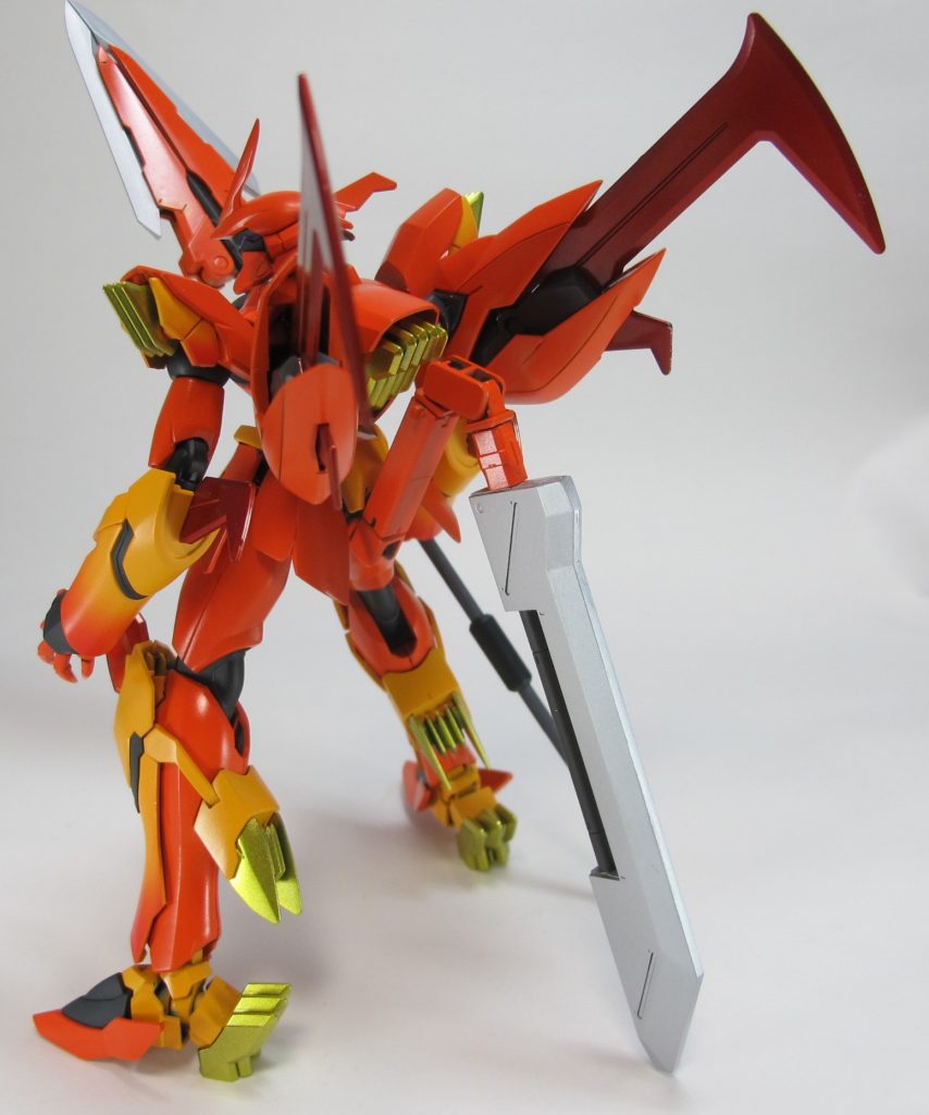 背面
ヴェイガンの機体は爬虫類っぽい印象なので光沢仕上げにしました。爬虫類特有のヌルっとした質感が出せたかと思います。