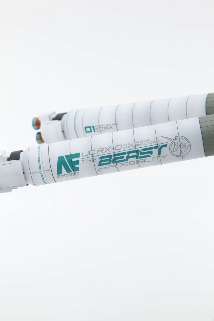 自作デカール
基本的には、RGユニコーンの水転写デカールをフォーマットとしています。
従来のコーションのレッドやユニコーンパーソナルマークのパープルブルーなどの一切をグリーンブルーに統一しました。
フルアーマーの自由スペース部分と言ってもいいプロペラントタンクには、BEASTを容赦なくデカデカと謳っています。一枚物なので慎重に貼りました。
グリーンブルーにここまで拘ったことがないので、少々不安でしたが、サイコフレームとフィルタリングの色も相俟って、凛とした最終決戦カラーに持ち込めたと思っています。