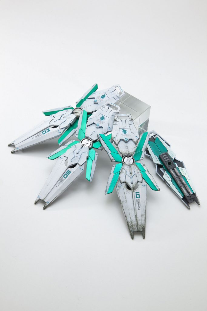 ウェザリング&チッピング
ウエザリングとチッピングは同時に行っています。
高校の頃から使っていた油絵用の筆のリメイクです。
筆を短くカットしてコシを与えています。
エッヂのチッピングは筆の側面をランダムに当てて、小傷や跳ね返り汚れは筆先を弱パンチでそっと当てるようにしています。この作業が一番好きです。