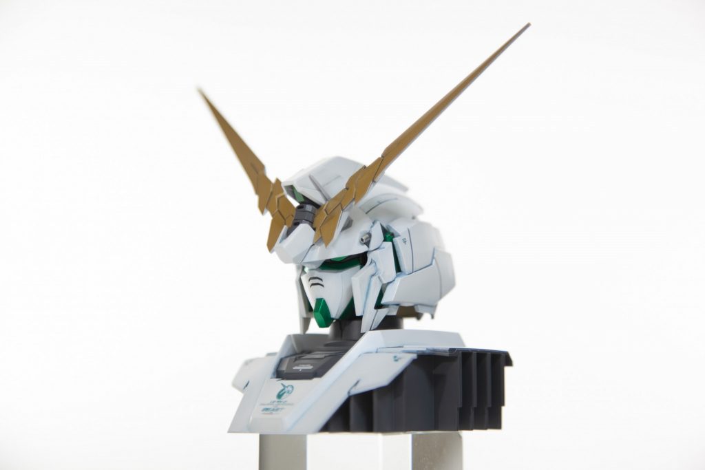 ヘッドディスプレイ

こちらはダメージの無いキレイめ仕上げです。

アンテナの裏（ホワイト）表（レッドゴールド）の塗り分けはノンマスキングです。
エアブラシの圧を強めにし、空力特性だけで後からホワイトを吹いています。

墨入れの後にMr.ウェザリングカラーのフィルタリキッド（フェイスグリーン+シェイドブルー）の調色でウェザリングしています。

本体もこの手法でサイコフレームの反射光を表現しています。