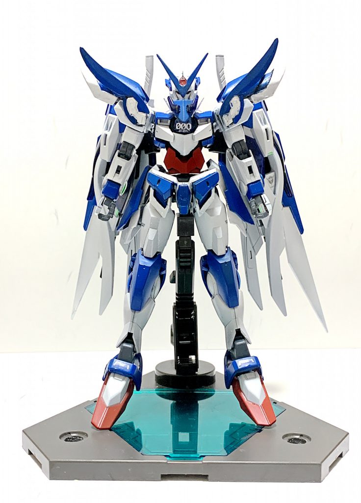 武器なし正面
頭部はエクシアダークマターのものにアストレイレッドフレームのアンテナを使用しました
クアンタの胸部にゼロ炎、リナーシタのパーツを使用してクアンタらしさをのこしつつ改造
肩アーマーはリナーシタのものを使用、腕はクアンタの左腕を左右両方に使用しました。
腰アーマーはバルバトス、エクシア、リナーシタなどのパーツを使って製作
足部分はリナーシタのものに変更してあります。