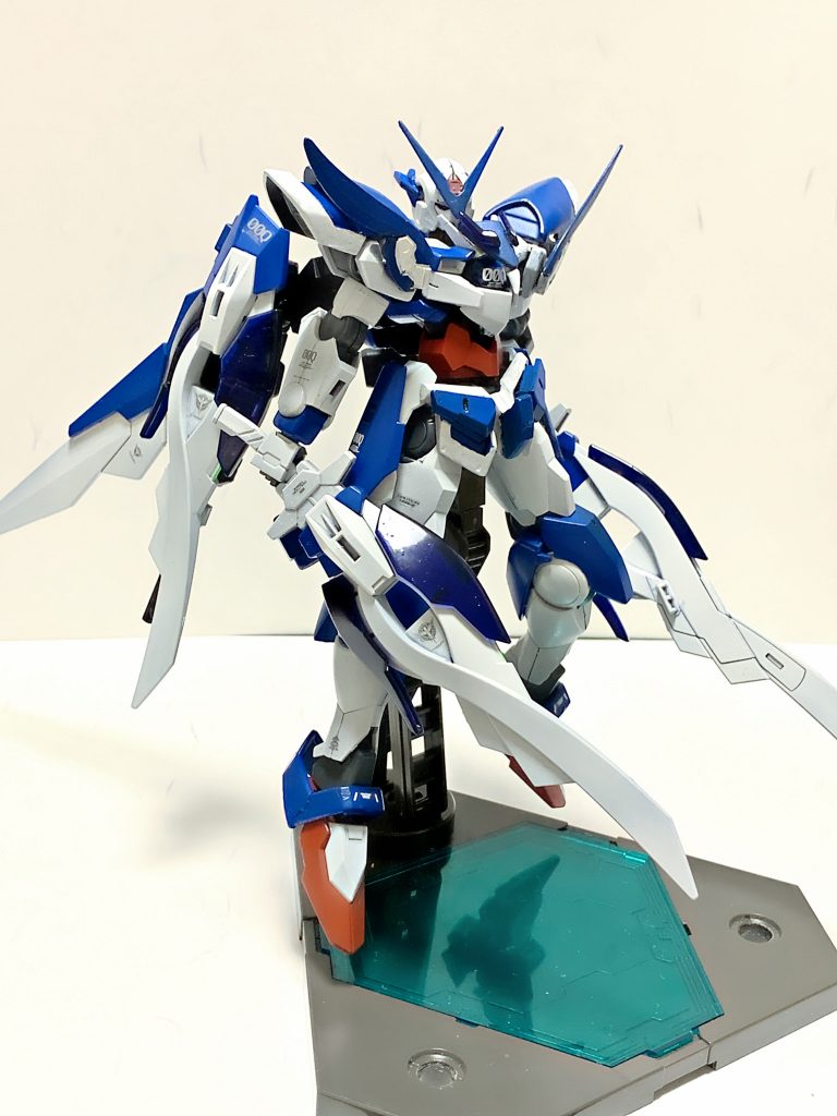 カレトブルッフ蒼炎装備
設定では蒼炎をまとって斬撃を行います。
製作中はダブルオー系統のキットと合うのかと不安でしたが、配色やデカールでしっかりと馴染んでいるので良かったです。
今回もいろいろな人の意見やアイデアを参考にさせていただきました。
閲覧ありがとうございました。