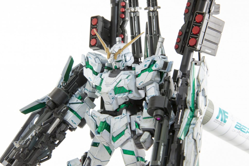 上半身

サイコフレーム塗装
ベースグレーMAX（MAXファクトリー）
↓
メタリッククロームシルバー2（クレオス）
↓
蛍光イエローグリーン+蛍光ブルーグリーン（ガイア）
で仕上げています。

関節塗装
メカサフヘビー（ガイア）