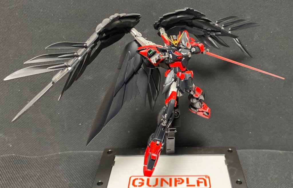 サーベル持たせてパシャリ。付属は緑のサーベルでしたがこれに緑…と思ったので在庫箱の赤いサーベルを引っ張り出してきました。
平手+サーベルの組み合わせは卑怯です。でもやっぱりこれライバル、ボス機…