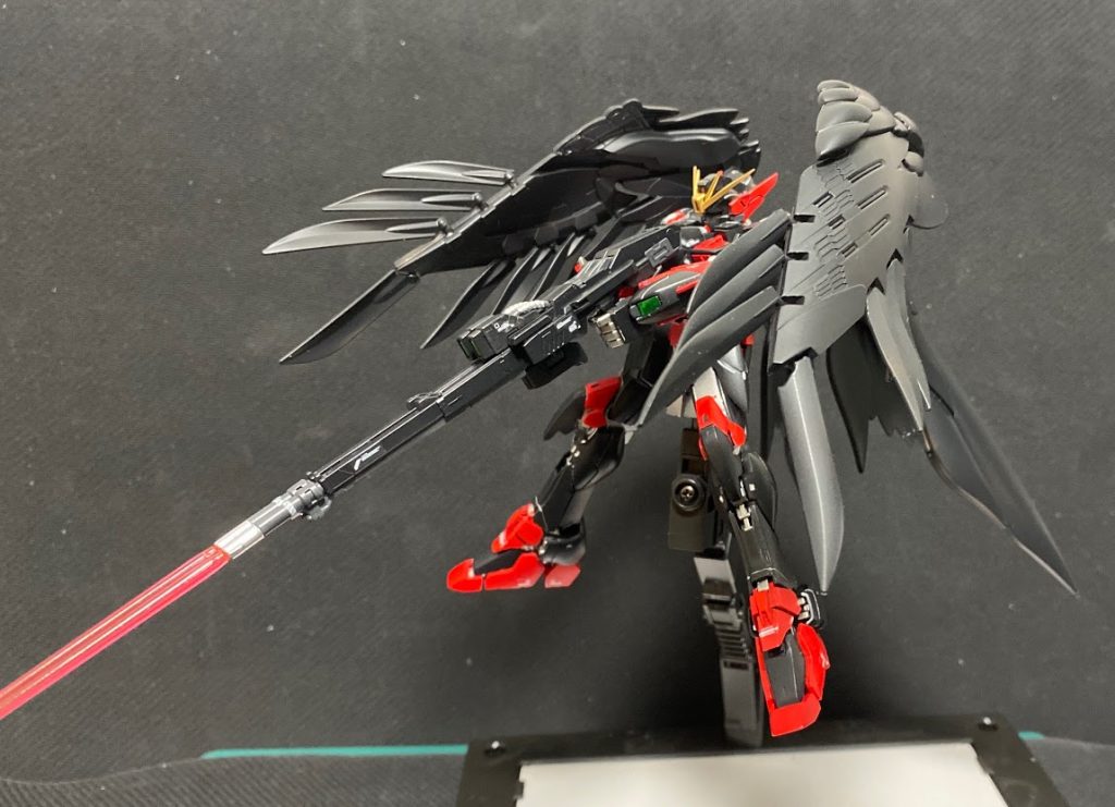 さっきの赤いビームサーベルを先端に付けて発射を表現

…これじゃビームライフルじゃんというツッコミはまあ許して……
自分でつけながら「バスターライフルはこんな細くない！！ジージェネアドバンスぐらいのバカデカビームぐらいが欲しい！！」と思いつつ付けてました。
無いものねだり、いくない。