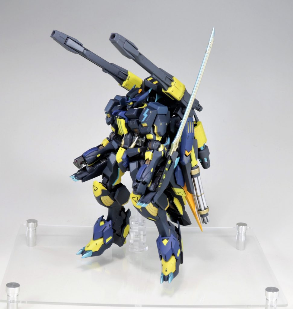 正面
両腕の前足の爪になるガントレットは獅電の雷電号の時にあった
ガントレットをイメージして爪を追加しました。
刀はバルバトスのモノを流用して
腕にマウントできるようにしています。
シドニアの騎士のプラモ版の継衛改二のオマージュです。
