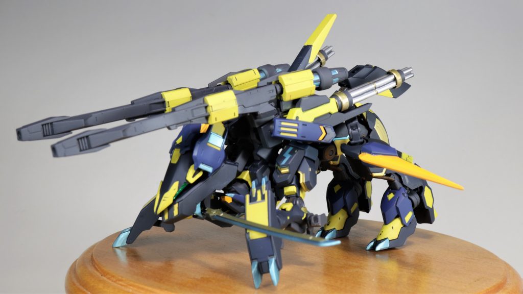 背面にあるルプスのスラスターは
ブレードとして左右に展開できます。