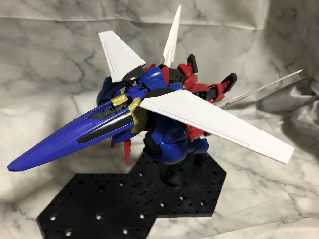 第一形態の飛行形態。言い逃れできんくらいにLBXオーディーン。GNソードが尾翼っぽくなってるのは最後の抵抗か。