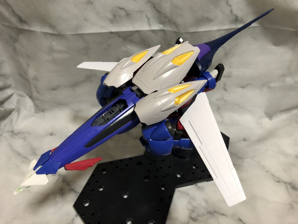 最終稿の塗装前。機首先端部に余ってたメテオホッパーの盾っぽい部分を切り貼りして装飾してます。