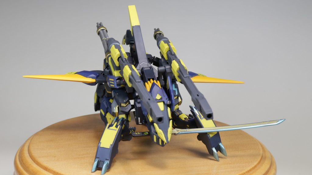 砲撃だけではなく近接戦闘も想定した感じです。
三刀流です。
もちろん、ブレードライガーをもろに意識しました。