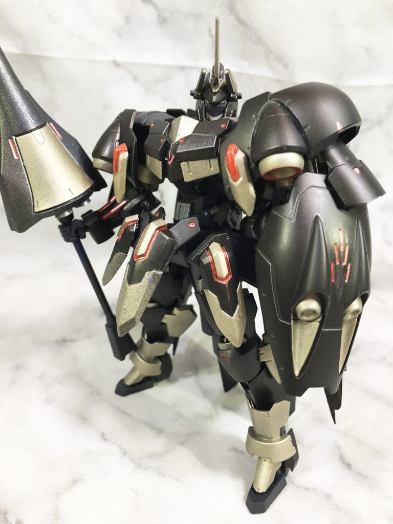 盾はキマリスヴィダールの後腰パーツを流用。ボールジョイントで繋げてあるので結構自在に動く。