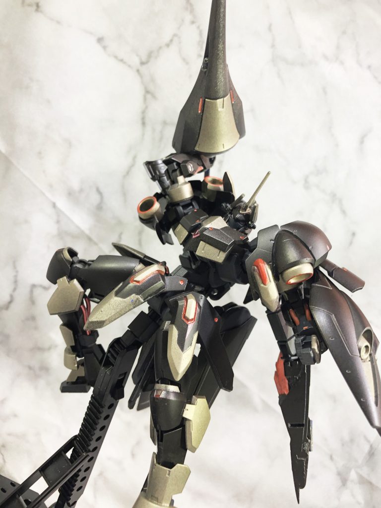 主武装のグングニール・オリジン。超硬度レアアロイ製の突撃槍。ガンダム・キマリスの装備ていたものの本来の姿。その真価は投擲武器としての機能にあり、6基のロケットモーターにより加速・追尾・自動帰還する機能を持つ。なお、キマリスが運用する場合、自身の推力で突撃したほうが瞬間的な加速力こそ劣る(=助走距離が必要)ものの阿頼耶識での機体制御による誘導性に優れ、そちらの方が有効であると判断されたため、ロケットモーターの代わりに弾倉が増やされ120mm砲の装弾数が大幅に増加していた。300年の間にそのあたりの情報が失われたらしく、本編ではそのような運用がされることは無かった。…などという脳内設定。名前がオーディーンに決まったあたりでグングニールは欲しいよね…とか、元ネタ投擲武器として使うのが強いんじゃなかったか?…とかそんな理由だけで見繕った武器だったり。